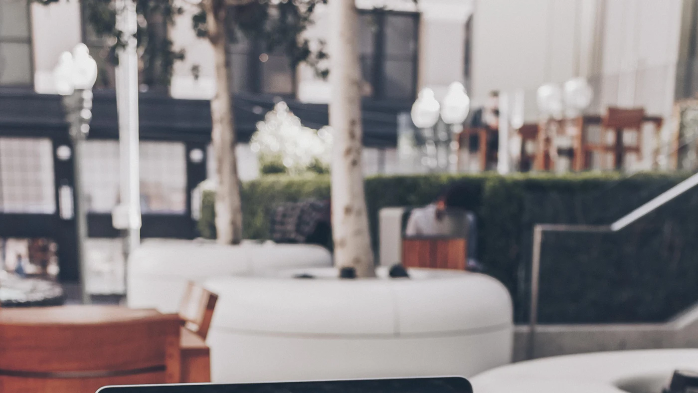 Laptop di atas meja menampilkan halaman situs dengan tulisan tentang pengalaman yang sederhana