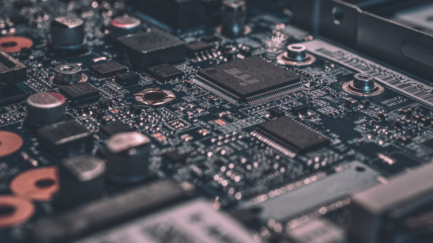 Papan sirkuit elektronik dengan chip dan komponen, tampak dekat