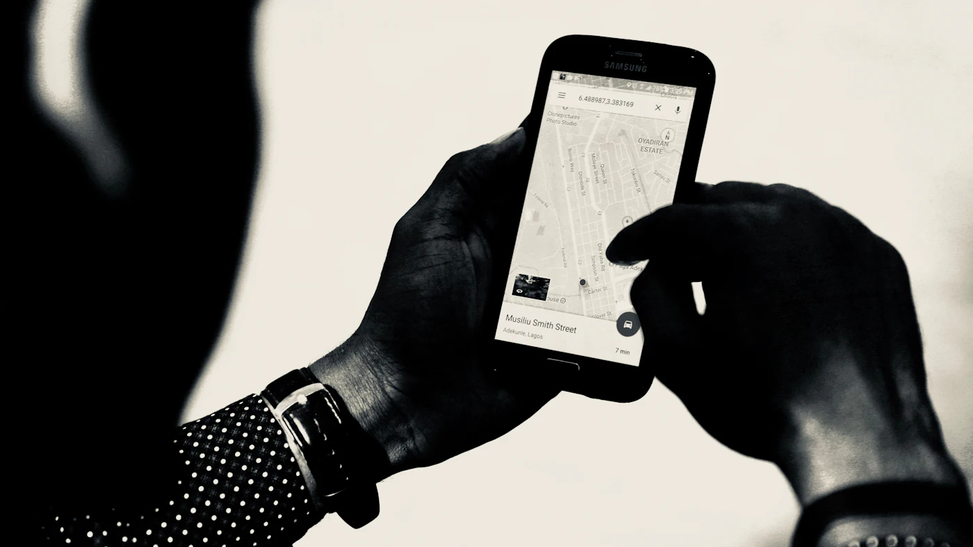 Seseorang menggunakan Google Maps di ponsel