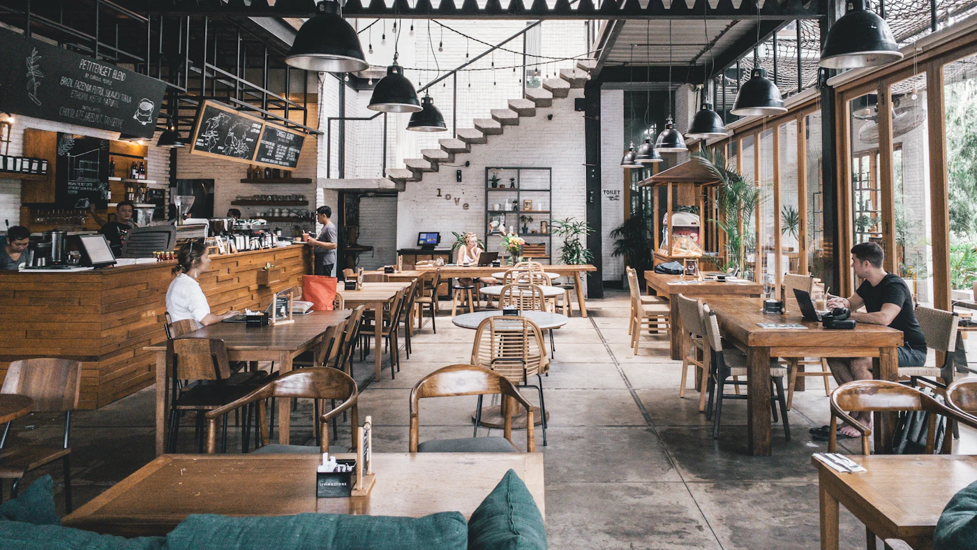 Interior kafe dengan meja kasir dan area duduk pelanggan