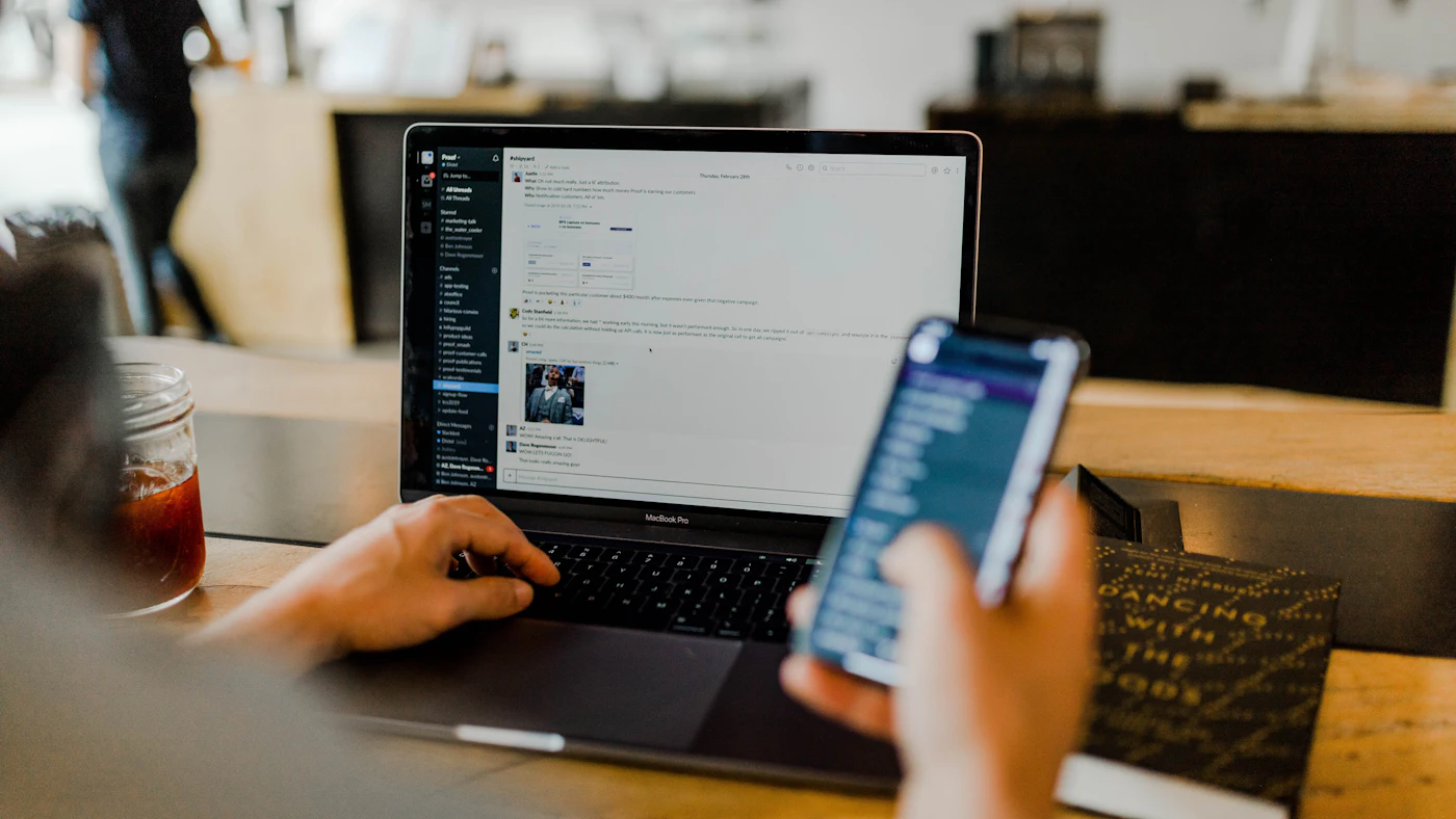 Ikon gembok keamanan digital di atas latar bernuansa teknologi