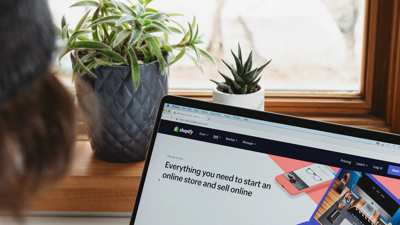 Laptop menampilkan halaman beranda platform toko online