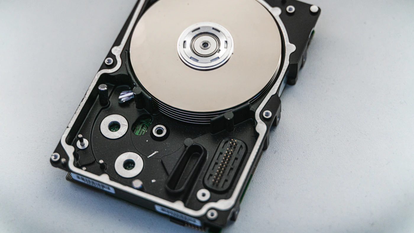Hard disk eksternal berwarna perak dan hitam