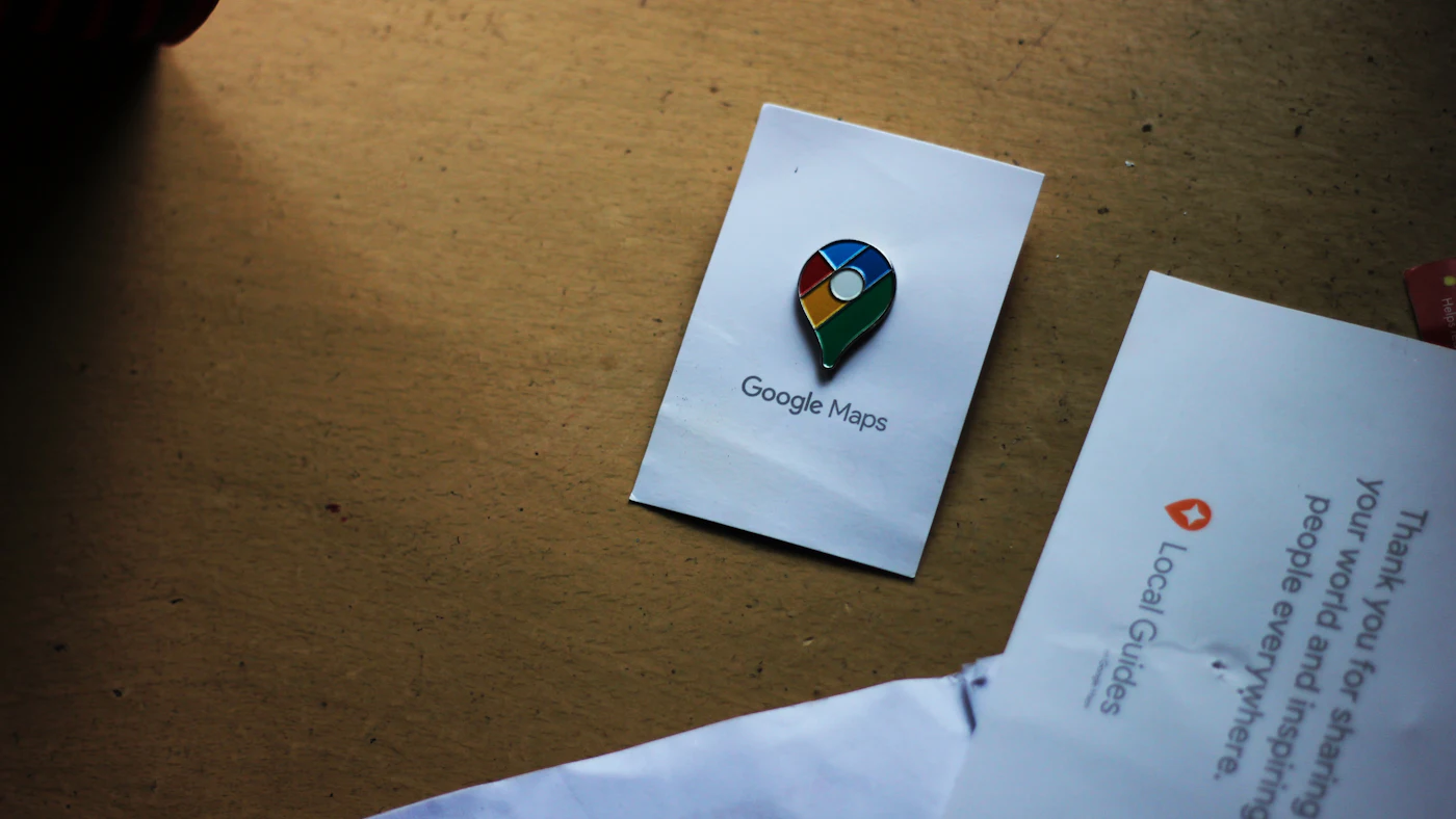 Pin Google Maps di atas selembar kertas