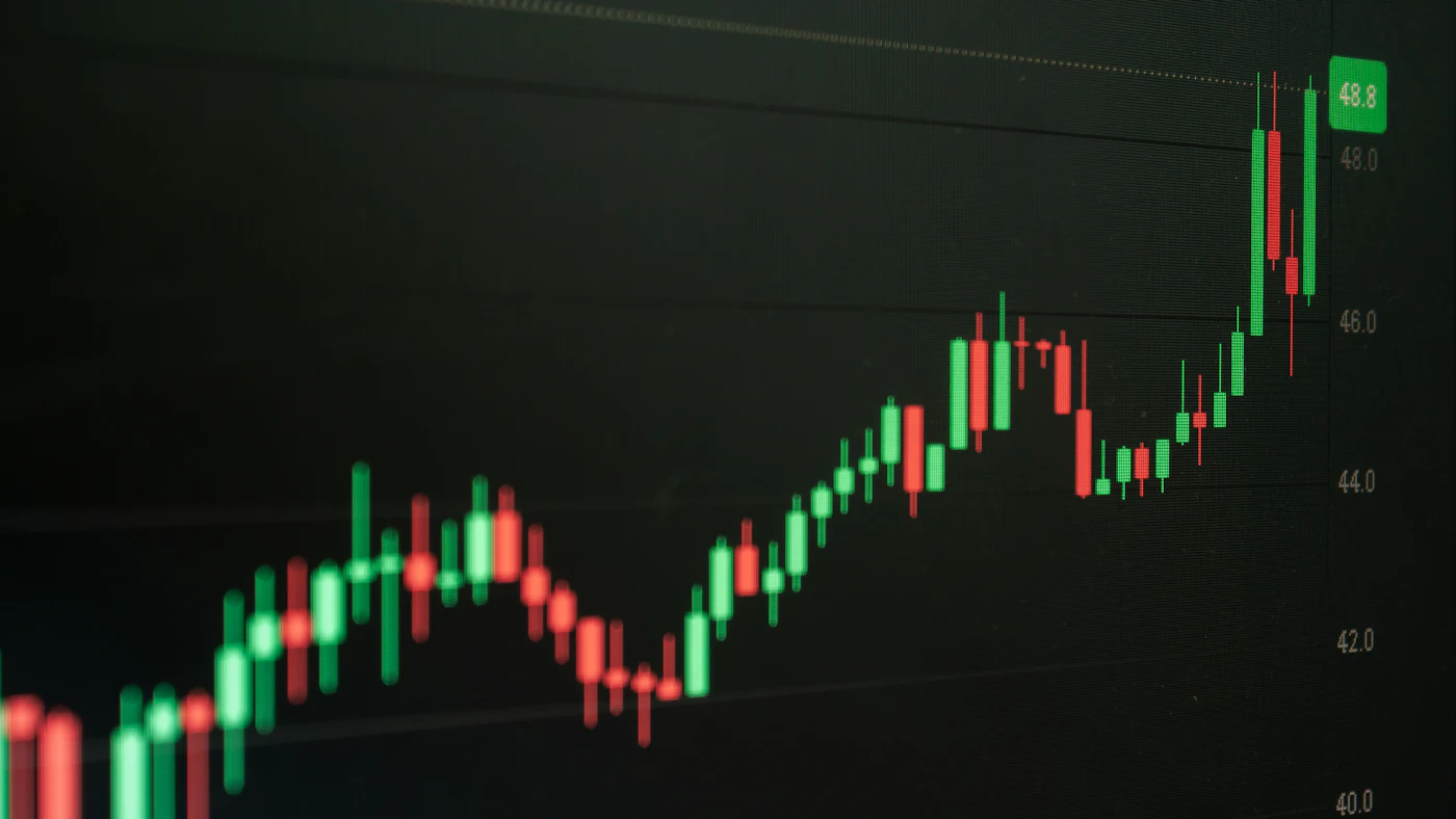 Grafik saham menunjukkan tren naik dan potensi laba